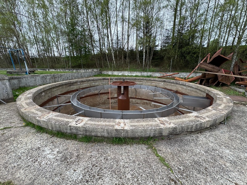 Původní stav betonového zhlaví nádrže ČOV před opravou