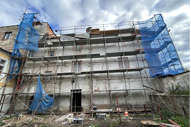 Průběh opravy fasádní omítky – hotel Vajgar