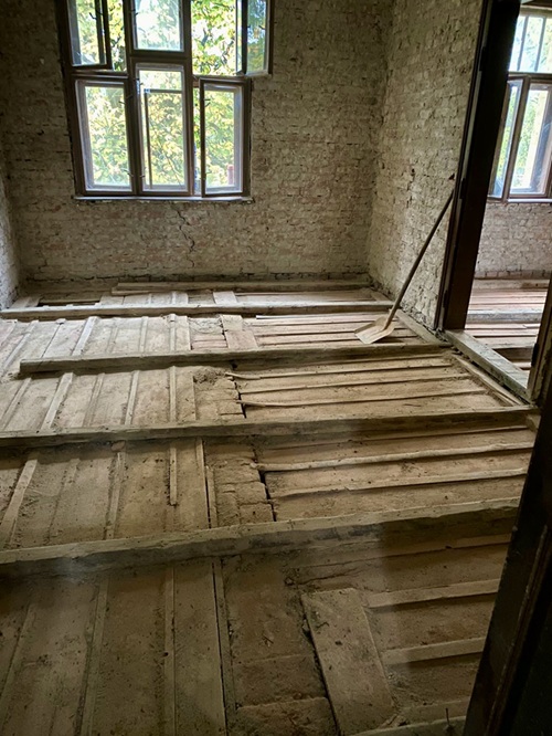 Odhalená původní podlahová konstrukce během rekonstrukce domu v Dívčicích