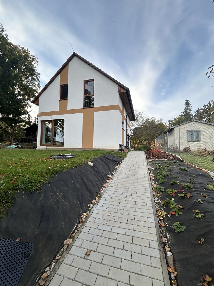 Chodník ze zámkové dlažby realizovaný firmou ATEMA STAV