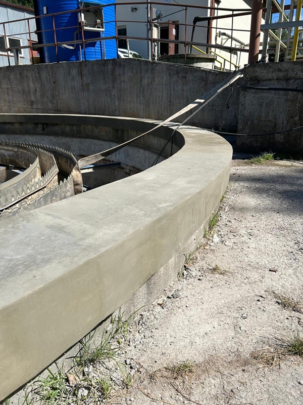Sanované betonové zhlaví nádrže čistírny odpadních vod