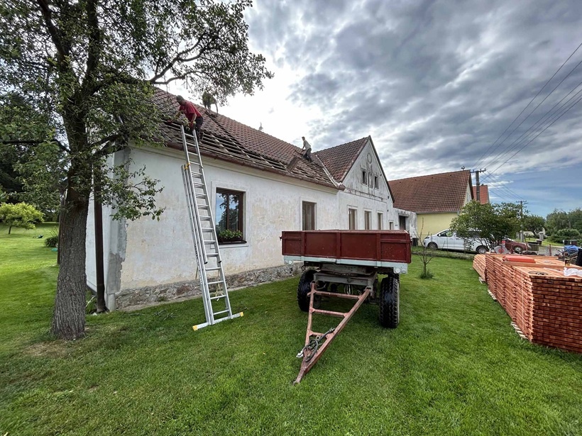 Pohled na novou střechu po výměně – rodinný dům v Buku