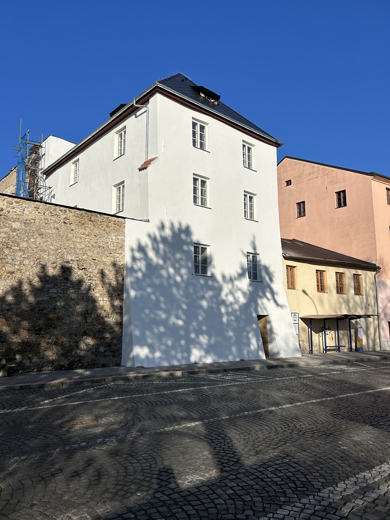 Výsledek opravy omítky hotelu Vajgar v Jindřichově Hradci