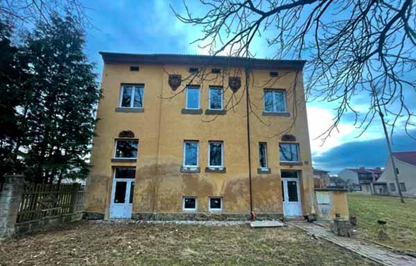 Sanační zásahy a oprava poškozené fasády v Dívčicích