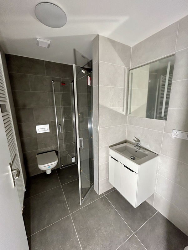 Detail obkladů a sanitárního vybavení koupelny v Dívčicích