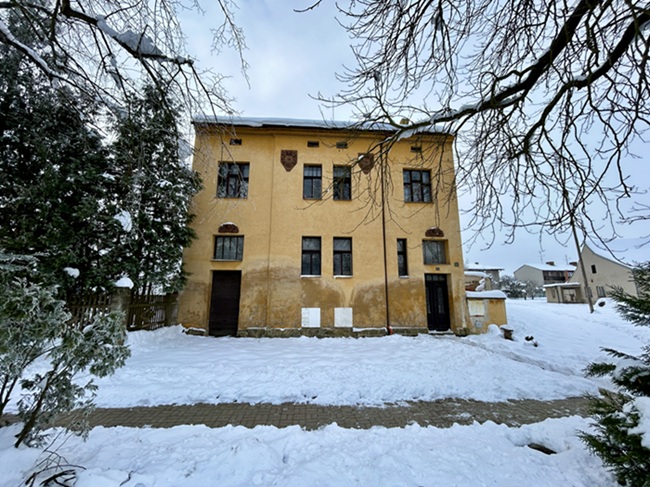 Bytový dům v Dívčicích během rekonstrukce v zimním období