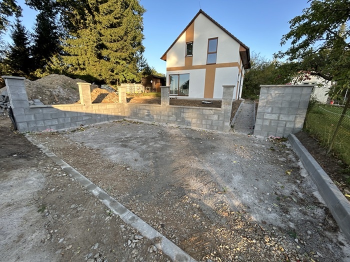 Parkovací plocha u domu realizovaná v Bratrské
