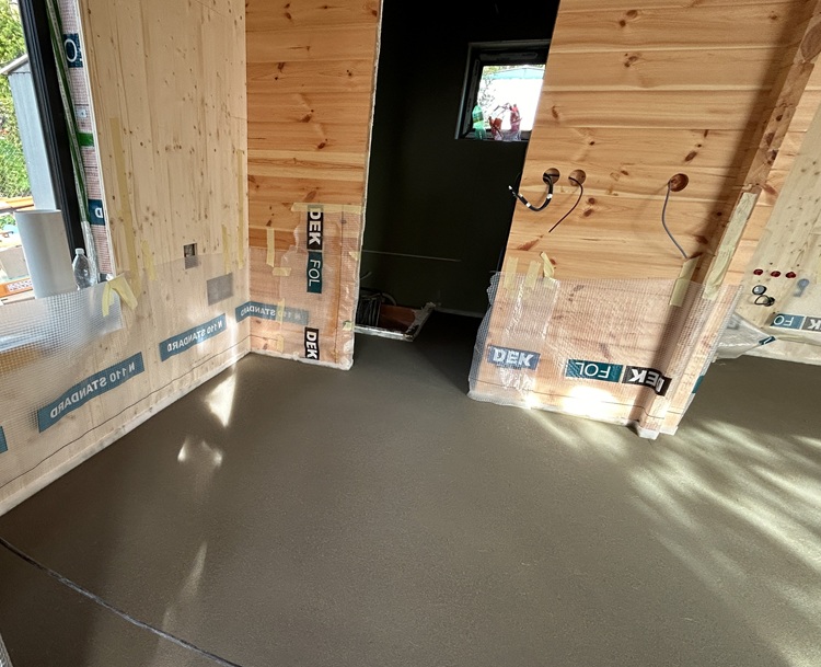 Realizace betonové mazaniny v interiéru dřevostavby