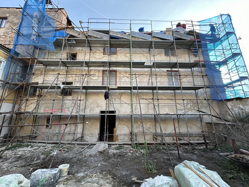 Lokální oprava poškozené omítky hotelu Vajgar