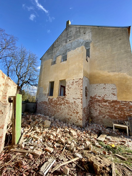 Původní stav fasády bytového domu před rekonstrukcí v obci Dívčice