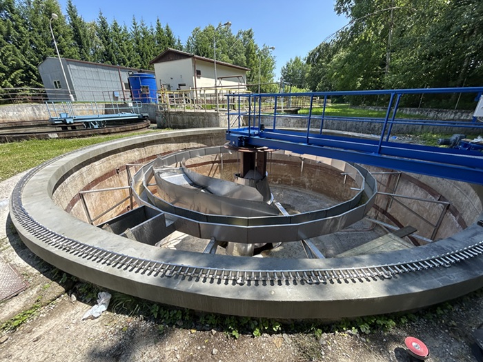 Opravené betonové zhlaví dosazovací nádrže ČOV v Nové Bystřici